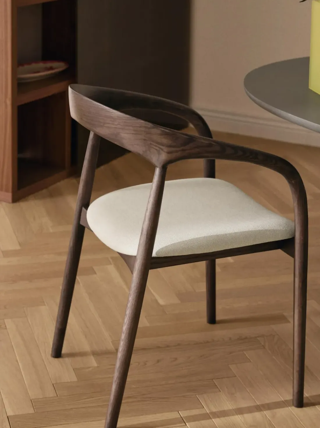 Silla con reposabrazos de madera de fresno y asiento tapizado Camille