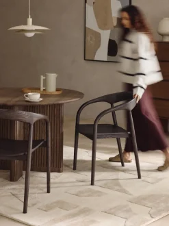 Silla con reposabrazos de madera de fresno Camille