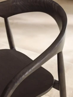 Silla con reposabrazos de madera de fresno Camille