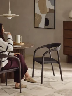Silla con reposabrazos de madera de fresno Camille