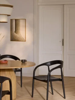 Silla con reposabrazos de madera de fresno Camille