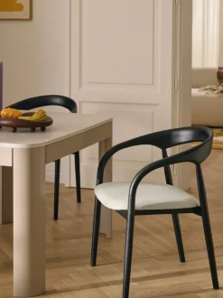 Silla con reposabrazos de madera de fresno y asiento tapizado Camille