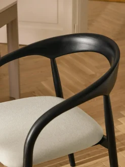 Silla con reposabrazos de madera de fresno y asiento tapizado Camille