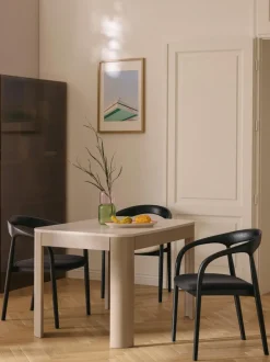Silla con reposabrazos de madera de fresno y asiento tapizado Camille