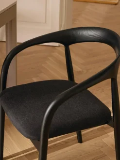 Silla con reposabrazos de madera de fresno y asiento tapizado Camille