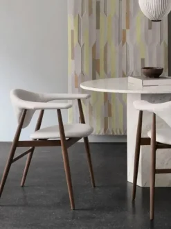 Silla con reposabrazos de madera de nogal Masculo