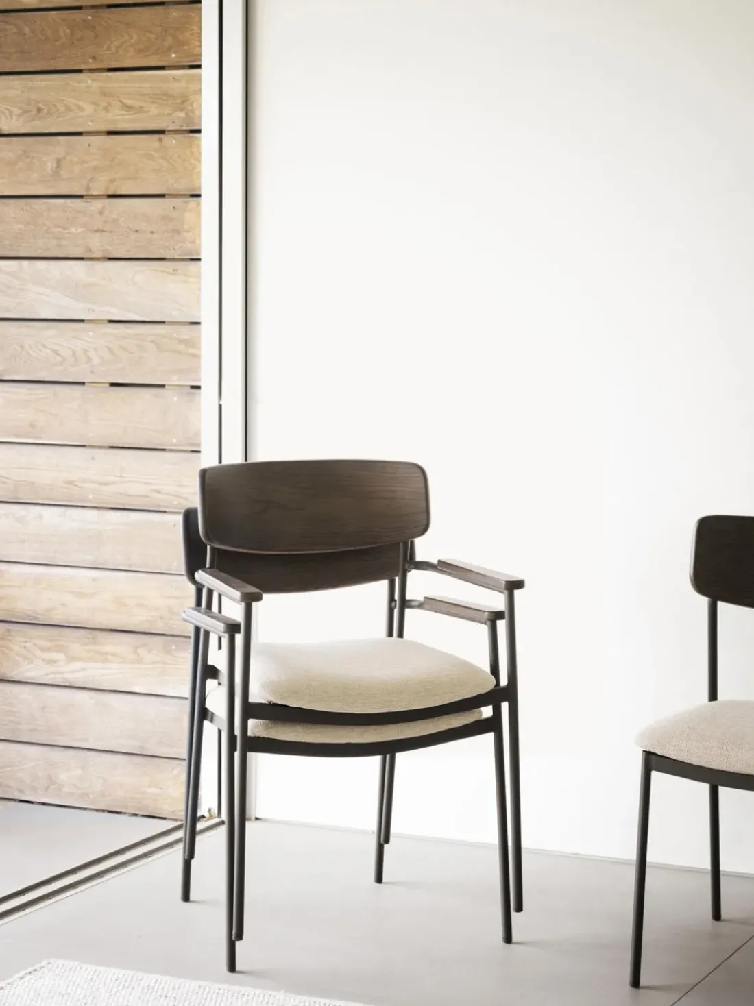 Silla con reposabrazos de madera de roble Maymont, 2 uds.