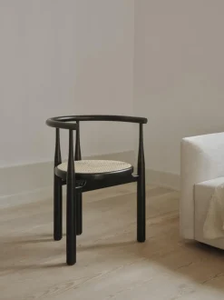 Silla con reposabrazos de madera de haya Bukowski