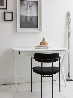 Silla con reposabrazos de terciopelo y metal Elvy