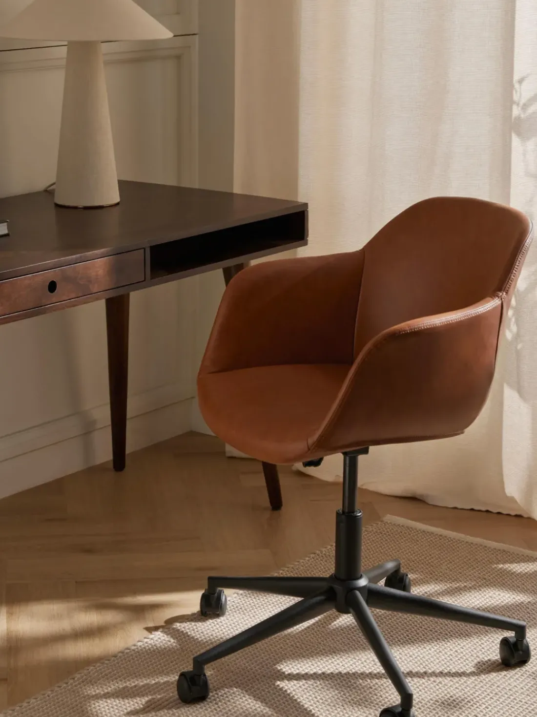 Silla de escritorio con asiento estrecho de cuero sintético Fiji