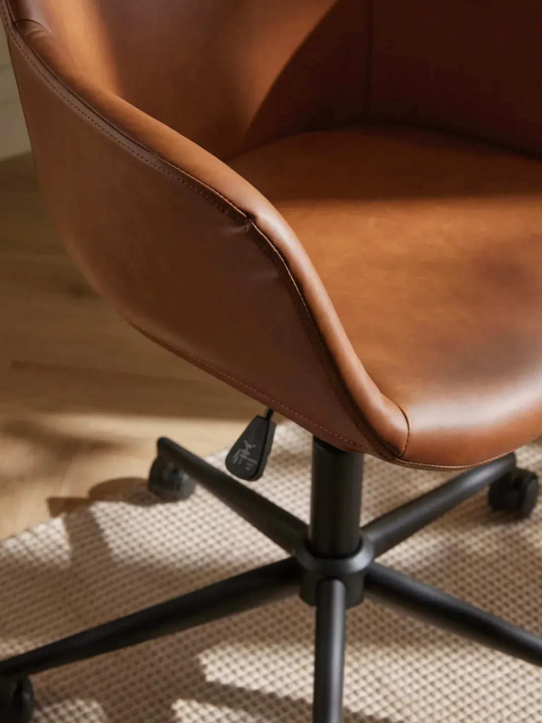 Silla de escritorio con asiento estrecho de cuero sintético Fiji