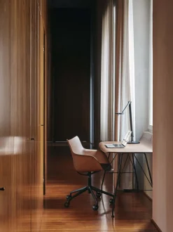 Silla de escritorio con reposabrazos Q/WOOD, altura regulable