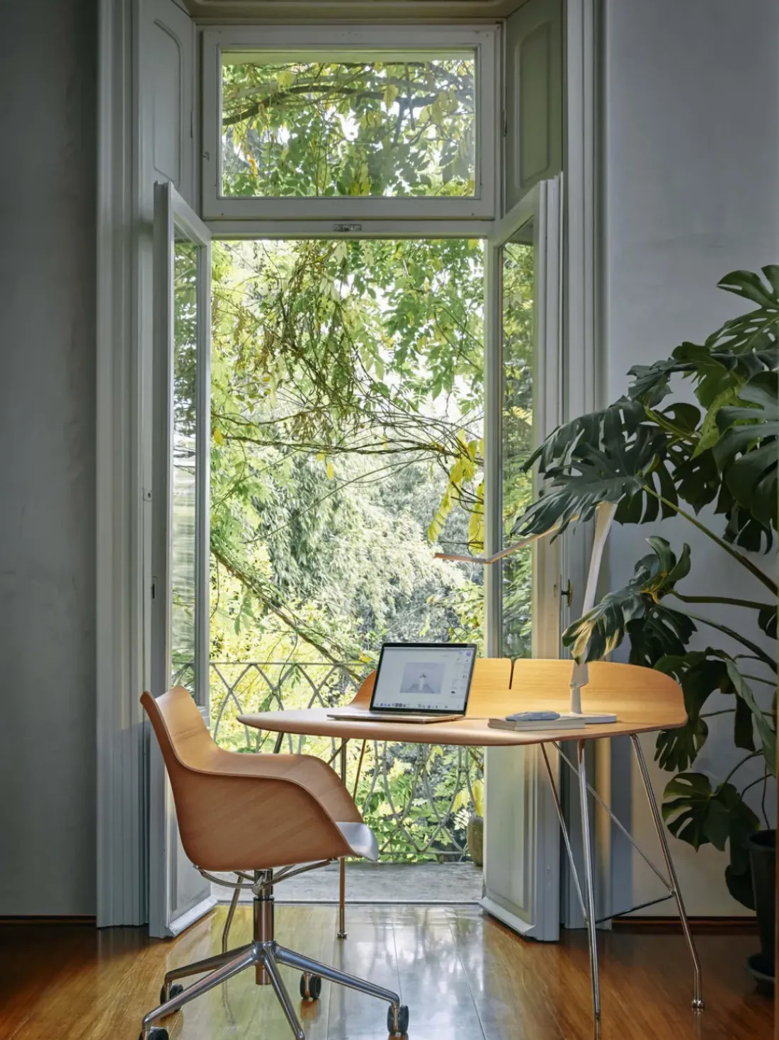 Silla de escritorio con reposabrazos Q/WOOD, altura regulable
