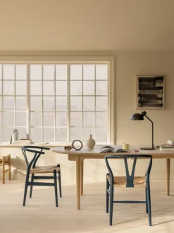 Silla de madera con asiento tejido a mano CH24