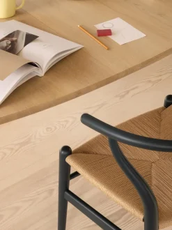 Silla de madera con asiento tejido a mano CH24
