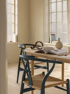 Silla de madera con asiento tejido a mano CH24