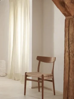 Silla de madera con asiento tejido a mano CH23