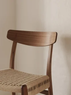 Silla de madera con asiento tejido a mano CH23