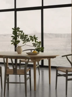 Silla de madera con asiento tejido a mano CH24