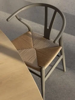 Silla de madera con asiento tejido a mano CH24