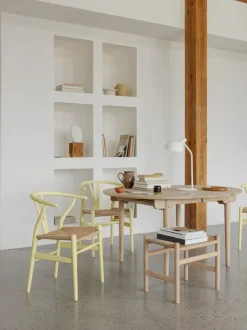 Silla de madera con asiento tejido a mano CH24