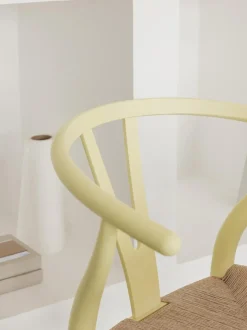 Silla de madera con asiento tejido a mano CH24