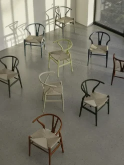 Silla de madera con asiento tejido a mano CH24