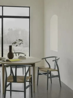 Silla de madera con asiento tejido a mano CH24