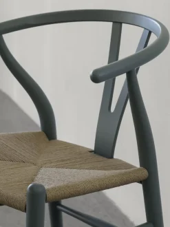 Silla de madera con asiento tejido a mano CH24