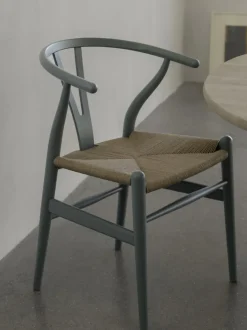 Silla de madera con asiento tejido a mano CH24