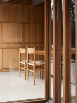 Silla de madera con asiento tejido a mano CH36