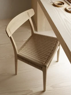 Silla de madera con asiento tejido a mano CH23