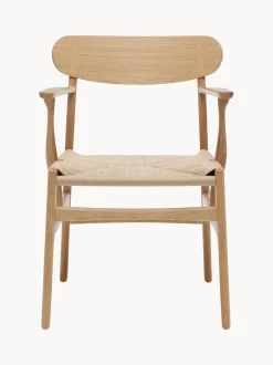 Silla de madera con asiento tejido a mano y reposabrazos CH36