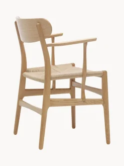 Silla de madera con asiento tejido a mano y reposabrazos CH36