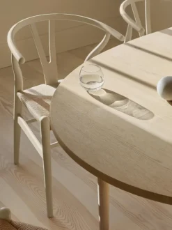 Silla de madera con asiento tejido a mano CH24