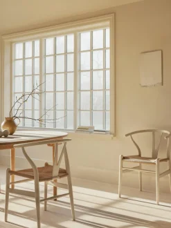 Silla de madera con asiento tejido a mano CH24