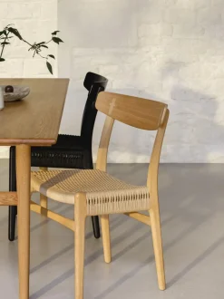 Silla de madera con asiento tejido a mano CH23