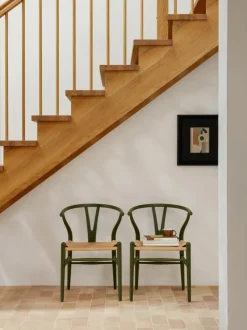 Silla de madera con asiento tejido a mano CH24