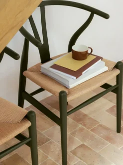 Silla de madera con asiento tejido a mano CH24