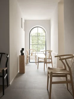 Silla de madera con asiento tejido a mano CH24