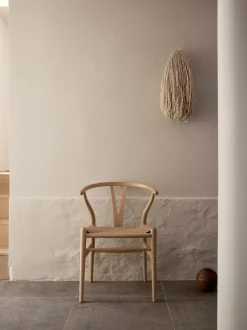 Silla de madera con asiento tejido a mano CH24