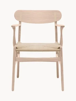 Silla de madera con asiento tejido a mano y reposabrazos CH36