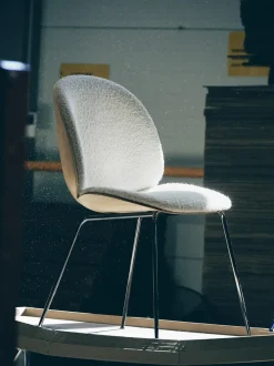 Silla tapizada en tejido bouclé con asiento Beetle