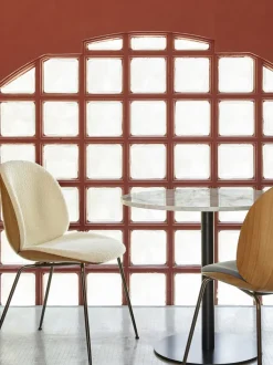 Silla tapizada en tejido bouclé con asiento Beetle