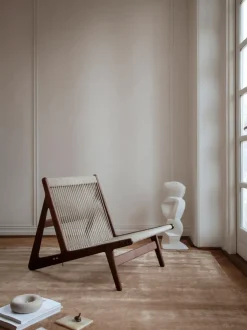 Sillón artesanal de madera de nogal con cojín de asiento MR01 Initial