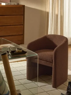 Sillón con reposabrazos en tejido bouclé Mairo