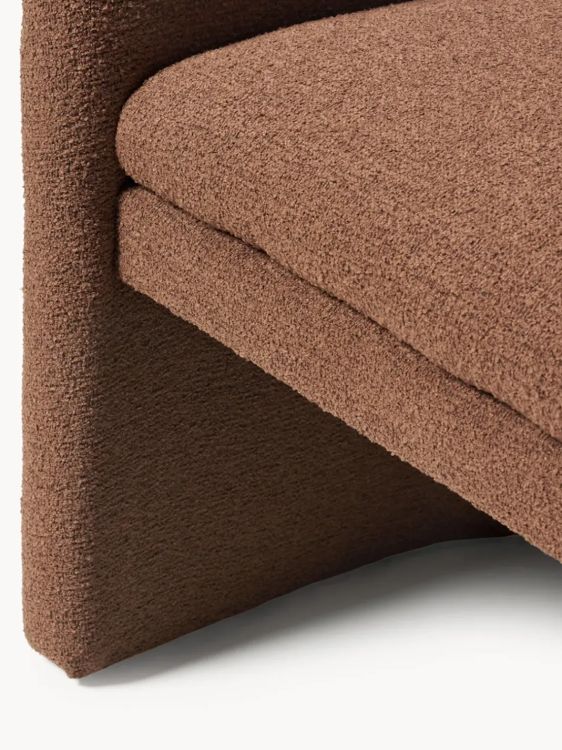 Sillón con reposabrazos en tejido bouclé Mairo