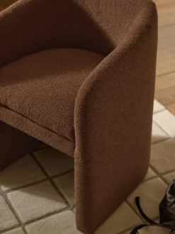 Sillón con reposabrazos en tejido bouclé Mairo