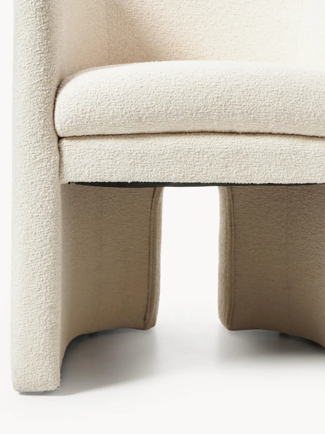 Sillón con reposabrazos en tejido bouclé Mairo