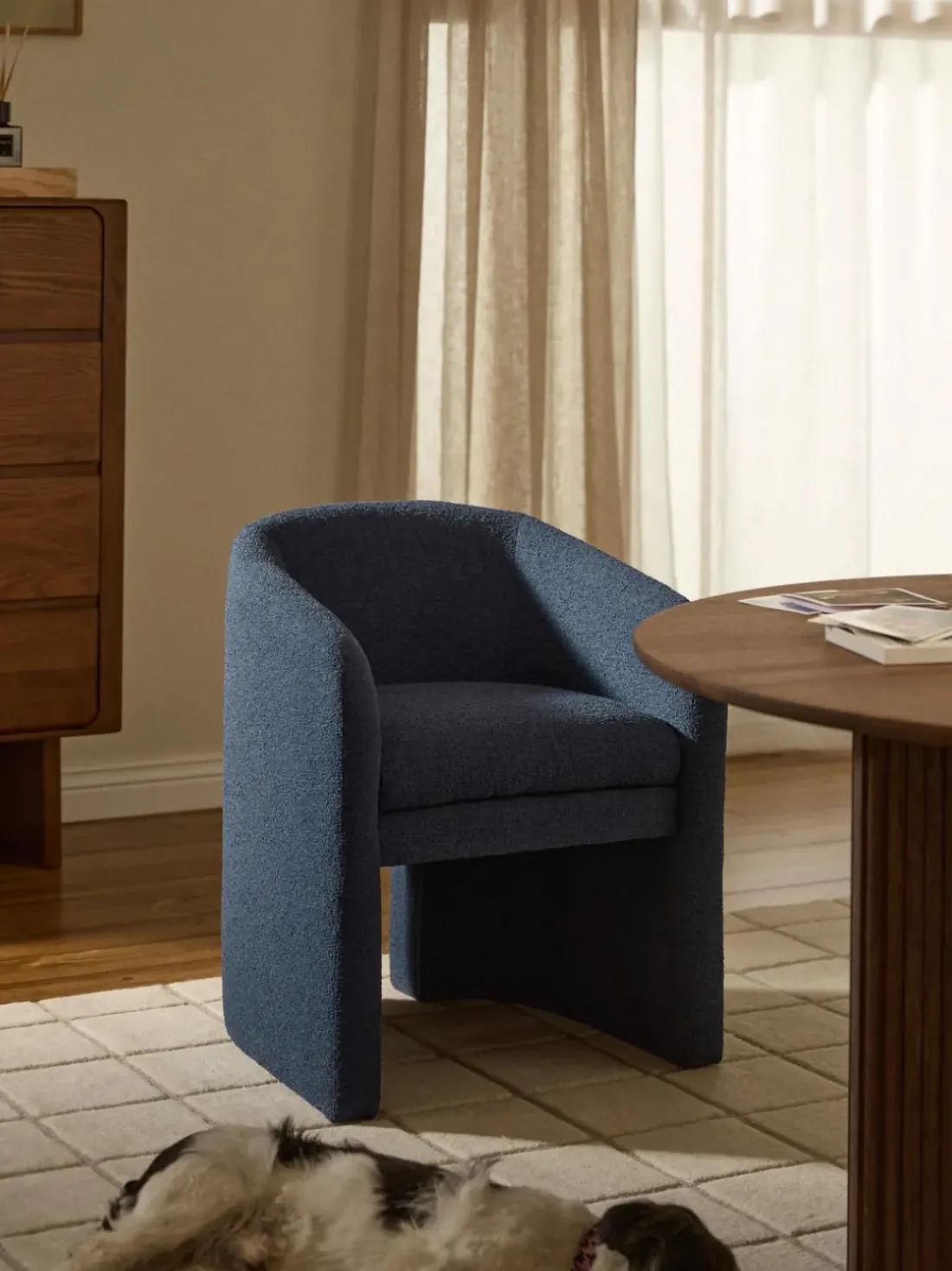 Sillón con reposabrazos en tejido bouclé Mairo